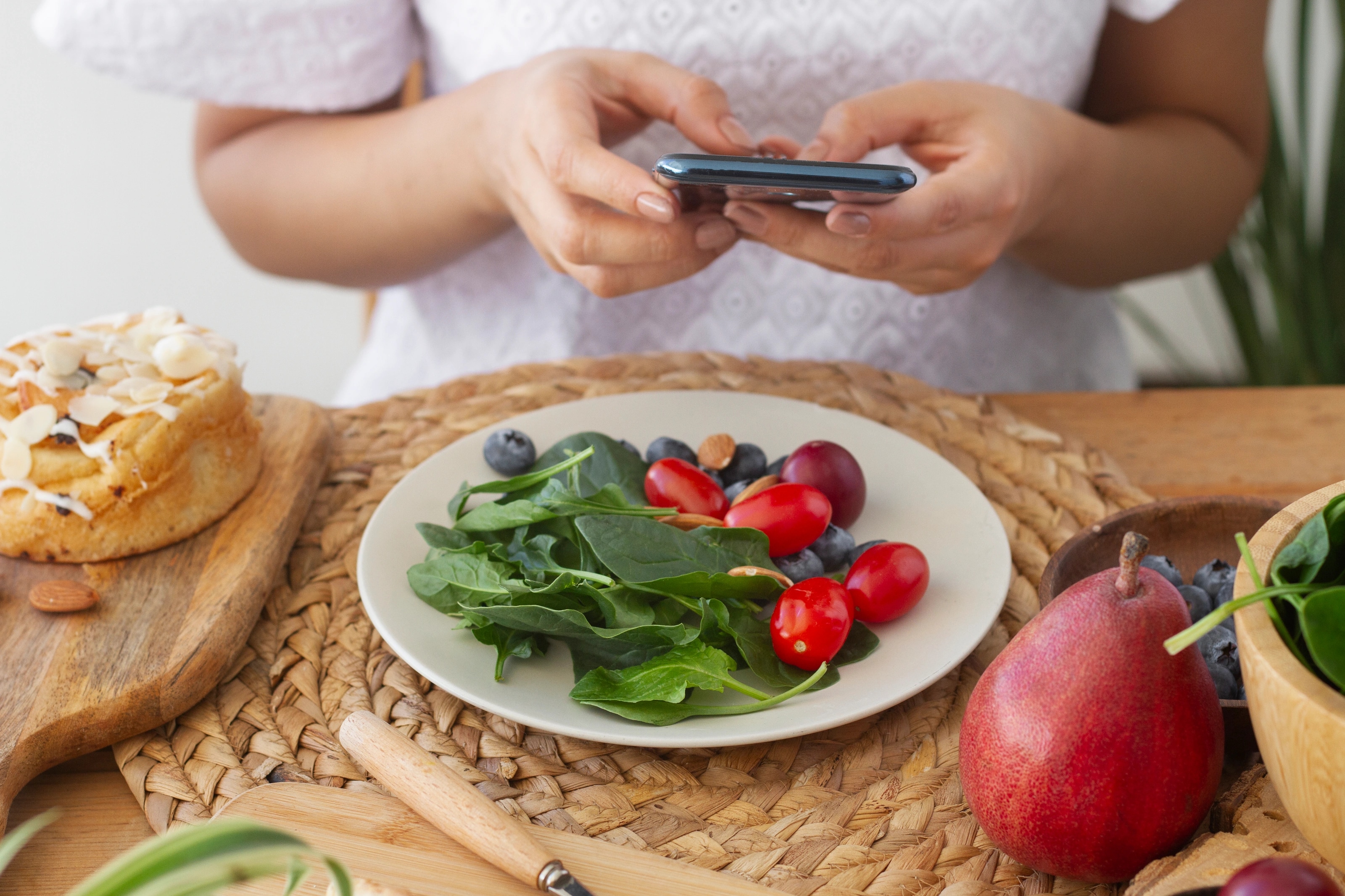 Refeição equilibrada sobre uma mesa e celular ao lado, representando acompanhamento e novos hábitos.