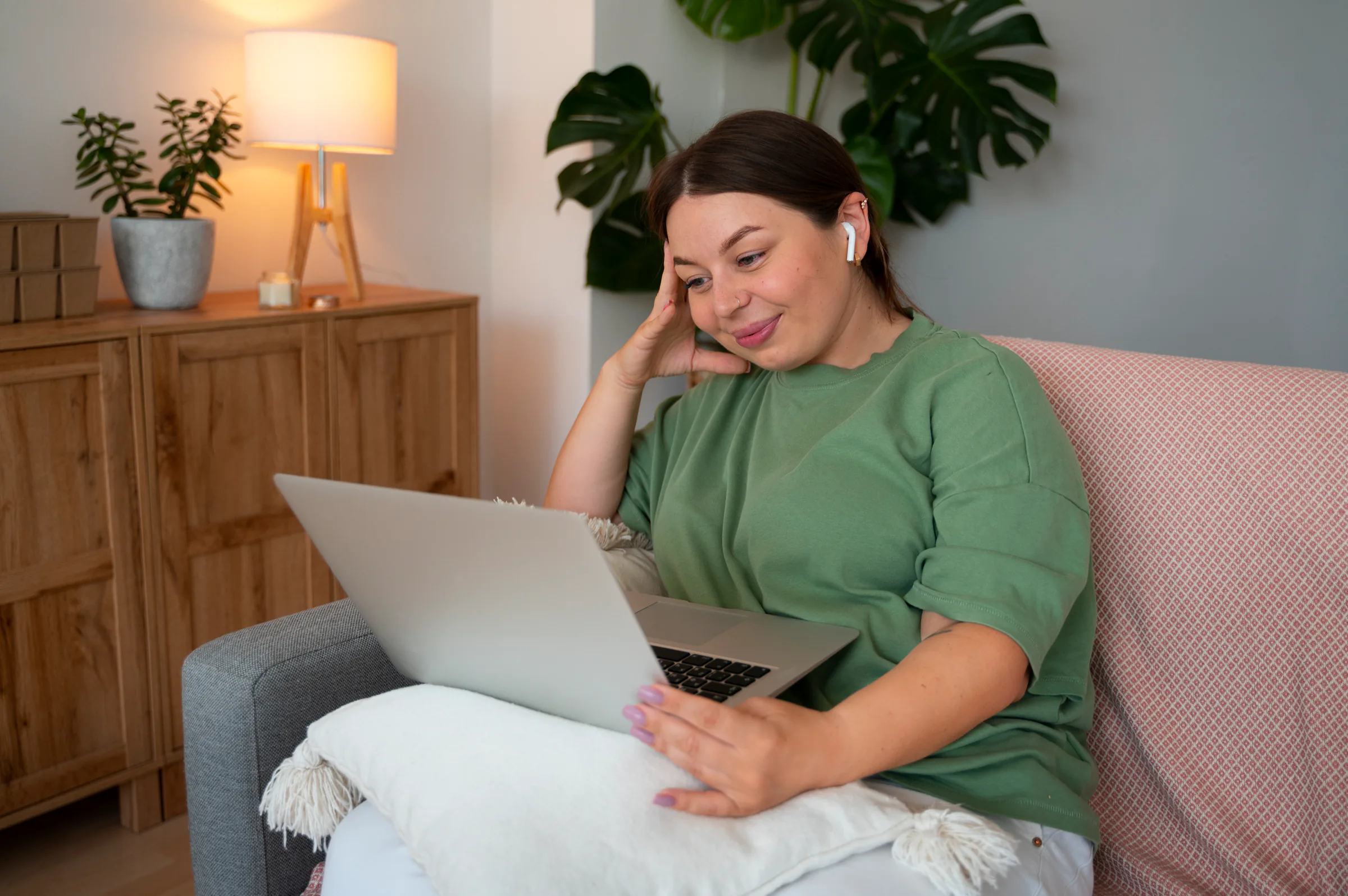 Pessoa adulta preenchendo uma avaliação de saúde online em um ambiente doméstico claro e acolhedor.
